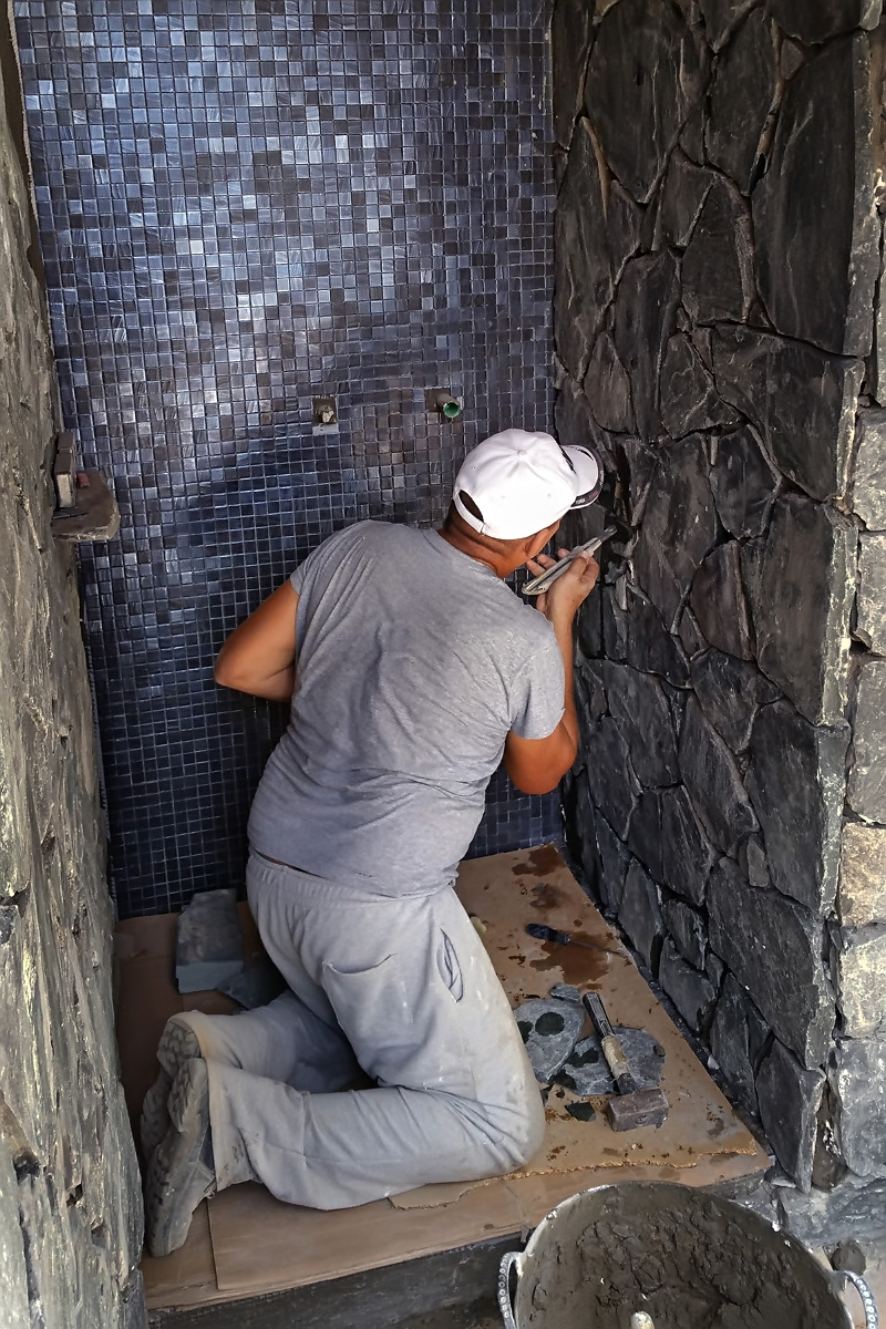 Duschkabine mit Naturstein un Mosaik fliesen