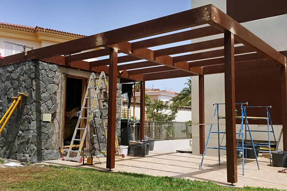 fertiggestellte Pergola mit Sauna
