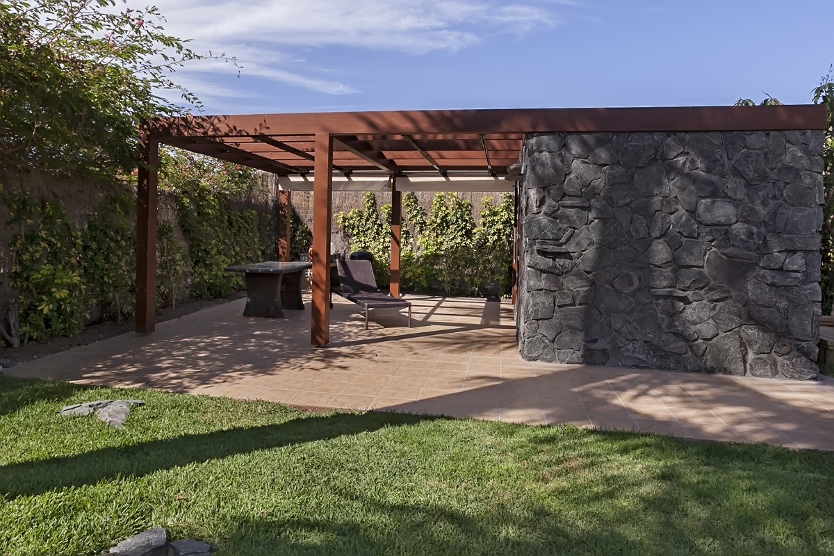 fertiggestellte Pergola mit Sauna