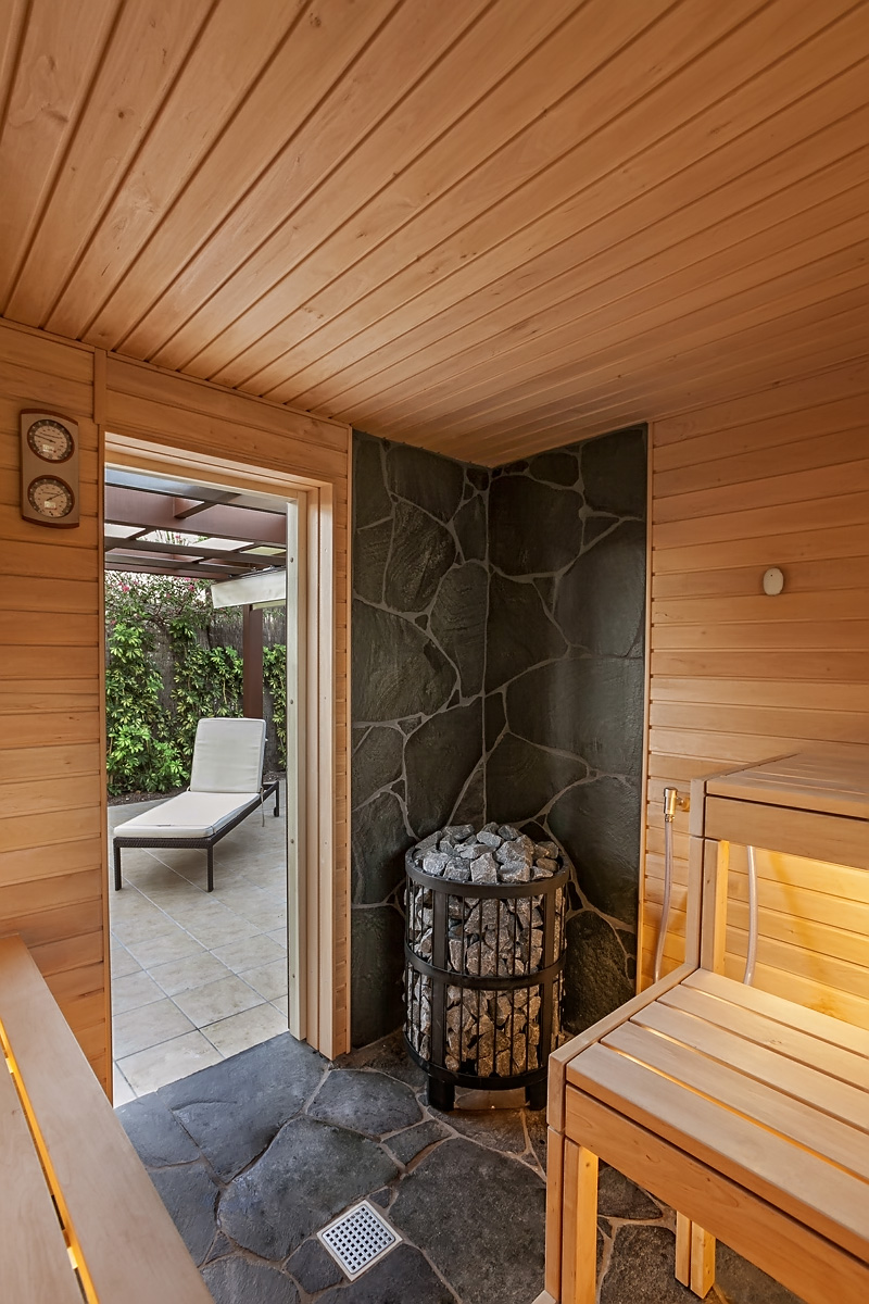 Sauna Ofenecke mit Natursteinverzierung