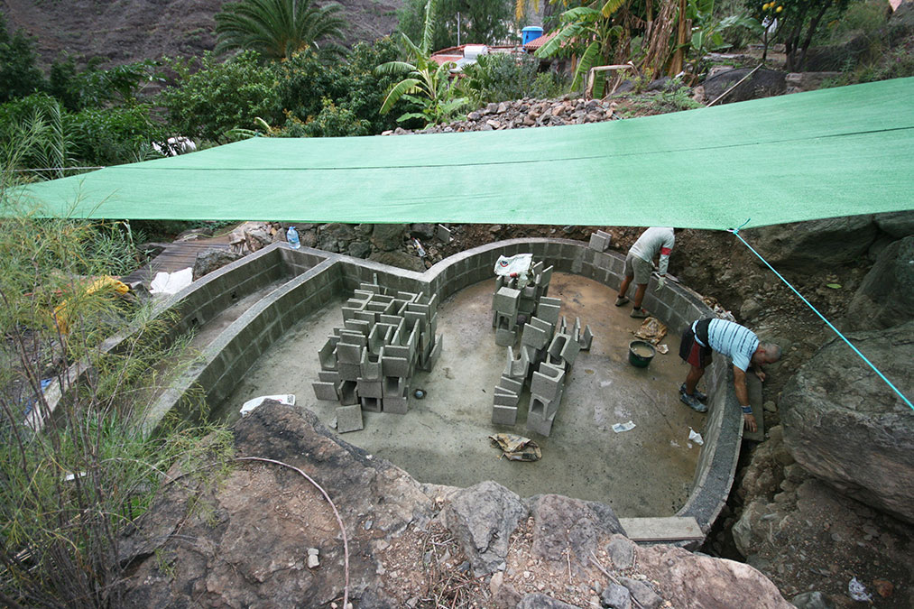 Betonsteine für die Poolwand
