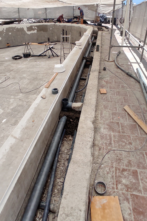 Rohre in Beckenrinne