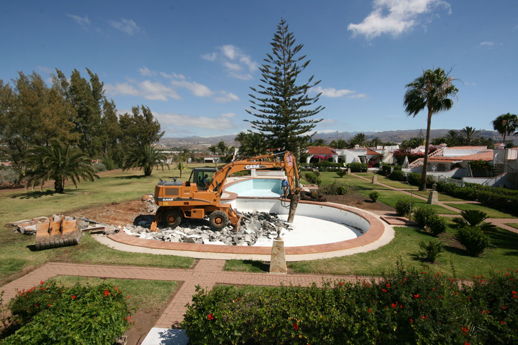 Abriss mit Bagger der Alten Konstruktion 