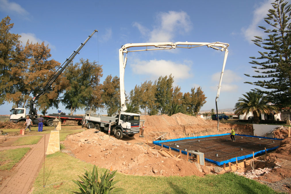 Große Krähne und Lastwagen 