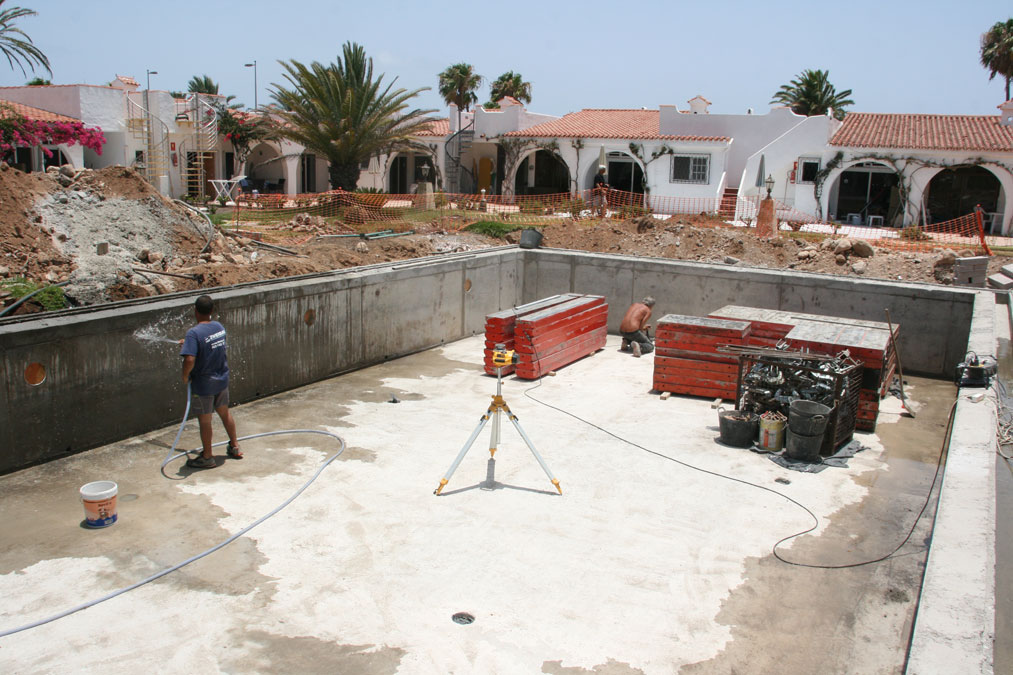 Fertig betoniertes Becken