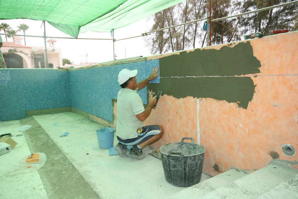 Fliesenlegung an der Beckenwand