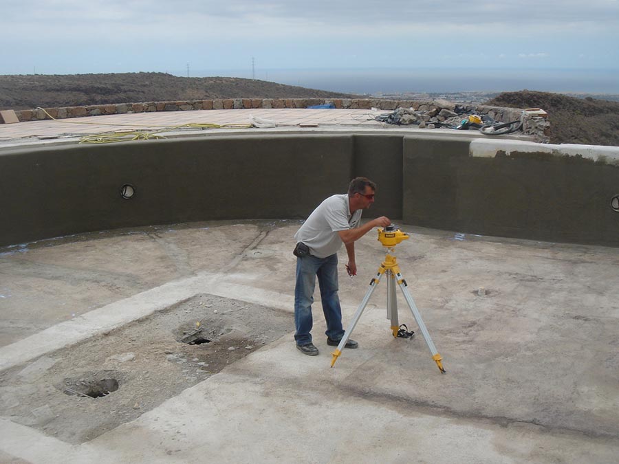 Ausmessen des Poolbeckens