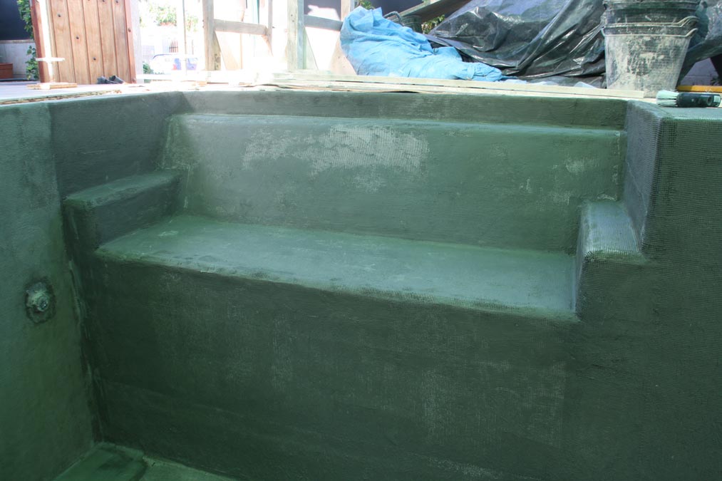 Banco sumergido en la piscina 