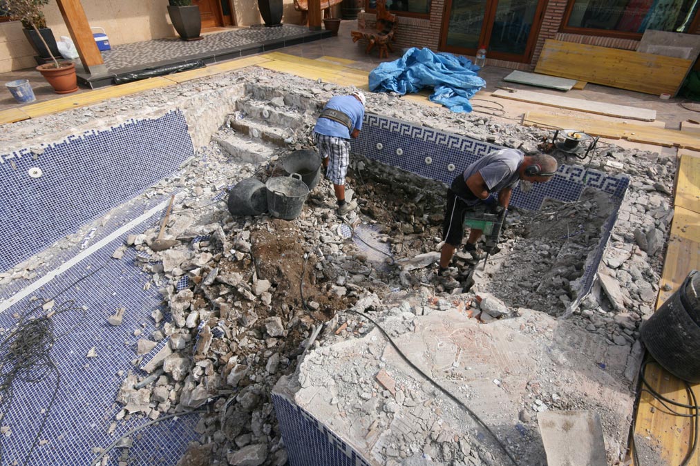 Proceso de retirar los mosaicos antiguos