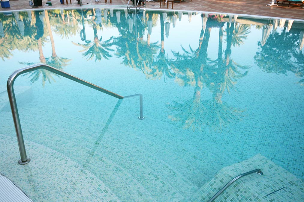 Escalera con barandilla de apoyo 