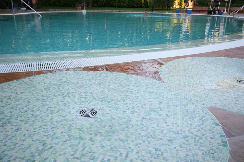 Plataforma redonda de mosaicos