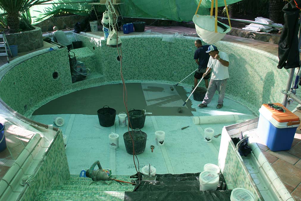 Colocar el suelo de la piscina 