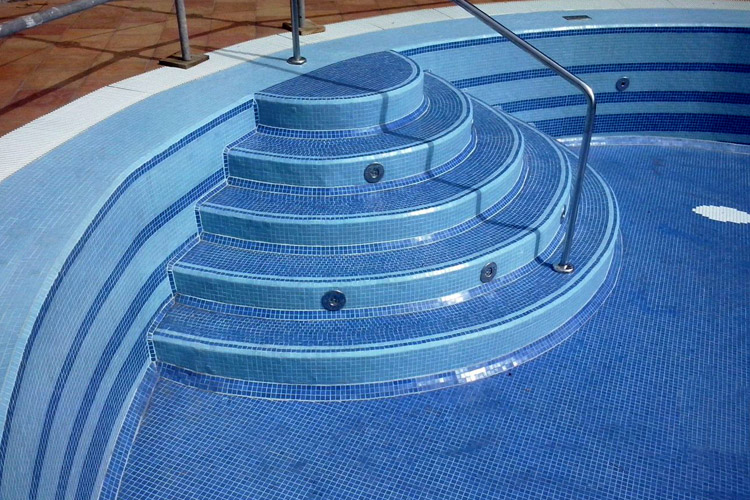 Escalera con dispositivos de chorros de agua 