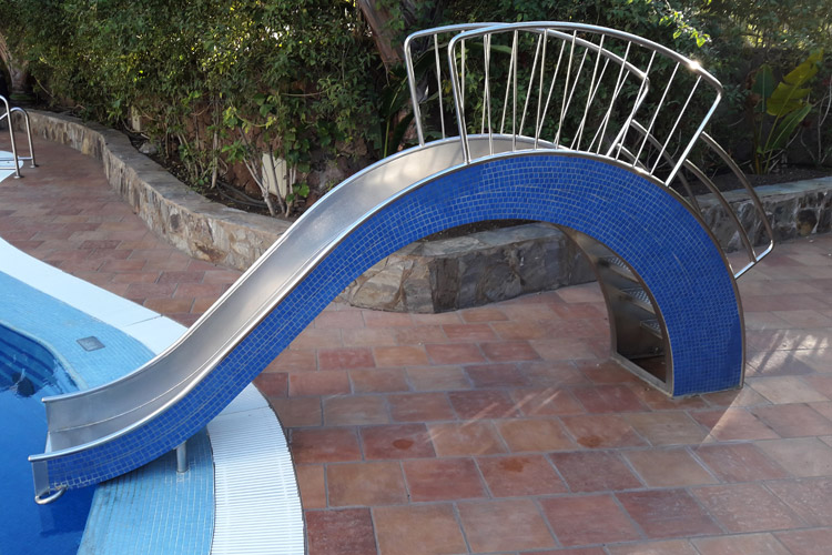 Tobogan de metal y mosaicos 