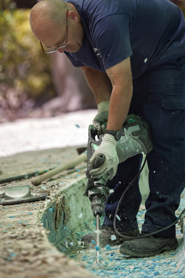 Alte Mosaikfliesen lösen