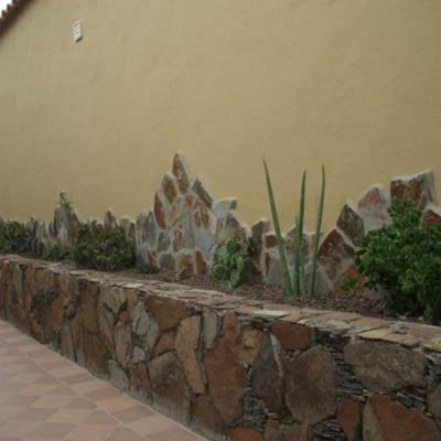 Natursteinfliesen  in hellen Sandfarben