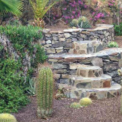 Naturstein - in natürlicher Form gemauert