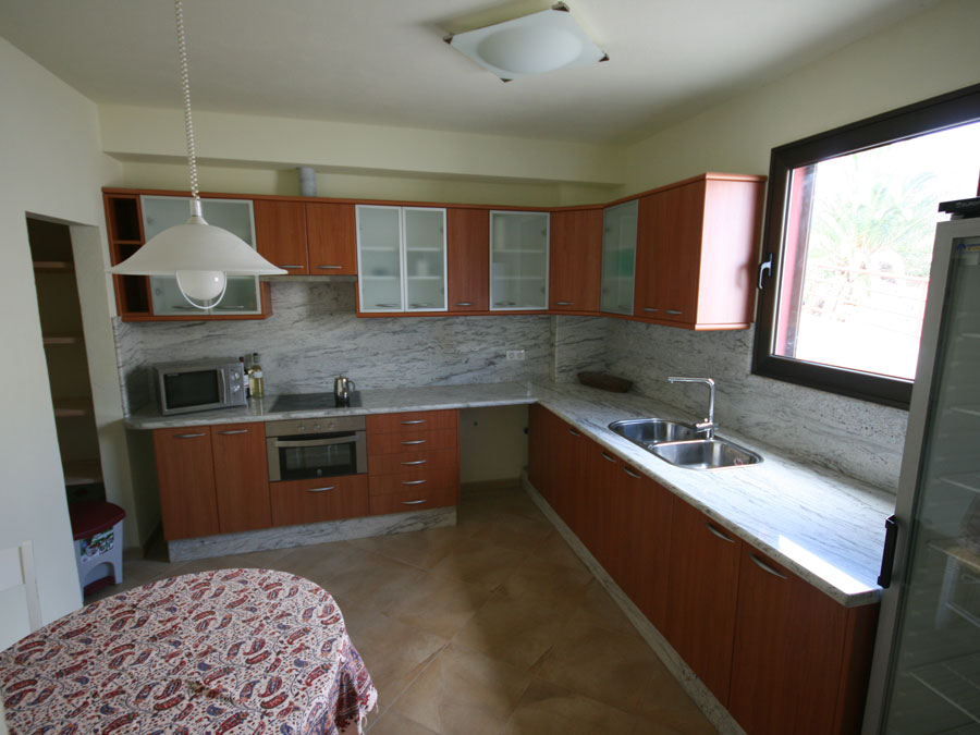 Cocina roja de marmol