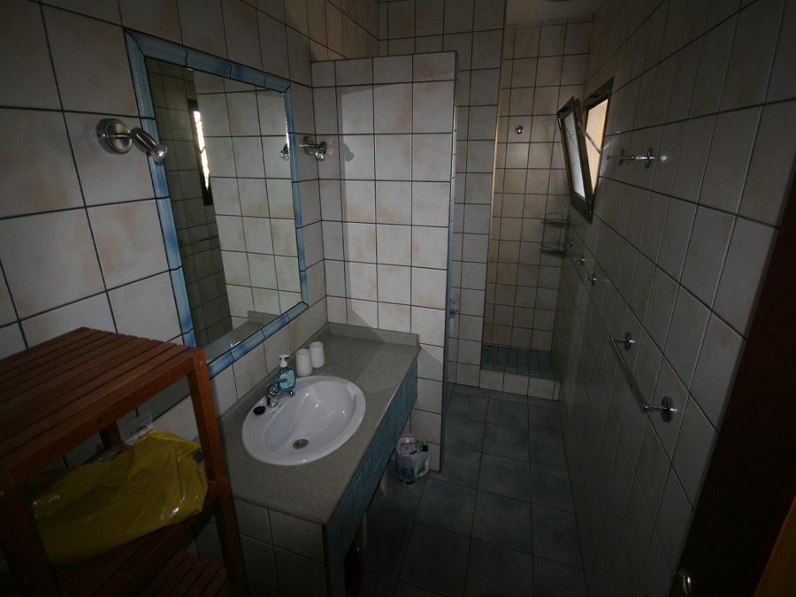 Baño azulejos color crema 