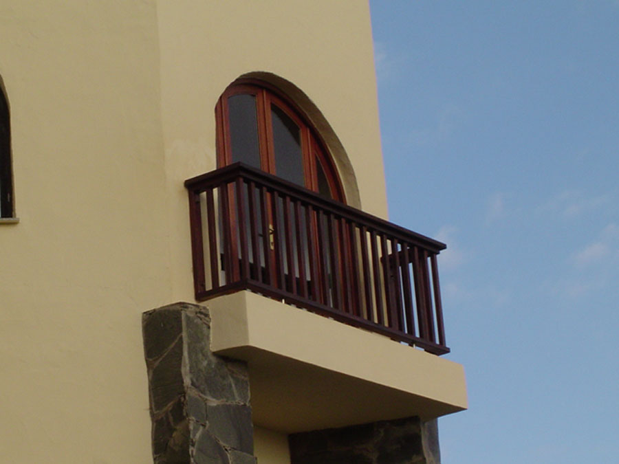 Balcon madera marron oscuro